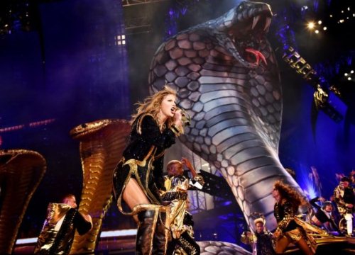 Đừng tưởng cô ấy đã quên: Taylor Swift vừa công khai 'đá xoáy' Kim Kardashian tại Reputation Tour Cleveland!