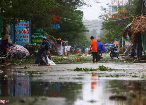 Ven biển Thanh Hoá ngổn ngang, xơ xác sau bão Sơn Tinh