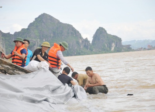 Bộ trưởng Nguyễn Xuân Cường kiểm tra tình hình mưa lũ tại Ninh Bình