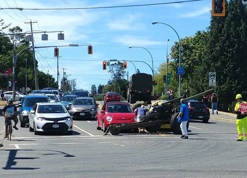 Canada: Khẩu pháo "đi lạc" bất ngờ lao vào làn xe đông đúc