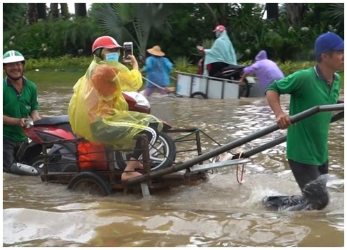 Dở khóc dở cười khi đang lội nước ngập bỗng phát hiện ra nghề kiếm tiền ngon bạc triệu