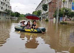 Hà Nội: "Làng" biệt thự triệu đô hễ mưa là ngập, dân bơi xuồng trên đường phố