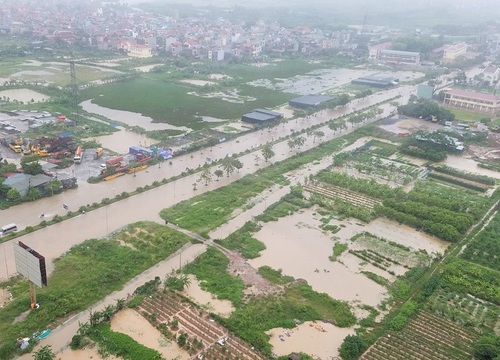 Hà Nội: Ô tô, xe máy "chết đứng" nhìn nước ngập