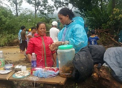 Hãi hùng, bất lực nhìn lũ "chôn vùi" chồng và nhà ngay trước mắt