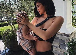 Kylie Jenner chia sẻ ảnh con gái như fashionista nhí trên Instagram