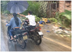 Liều mình che ô cho bạn gái ngày mưa, đã không được khen ga-lăng hay lãng mạn, chàng trai còn bị mắng té tát