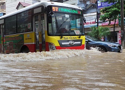 Mưa lớn dai dẳng, Hà Nội mênh mông nước ngập