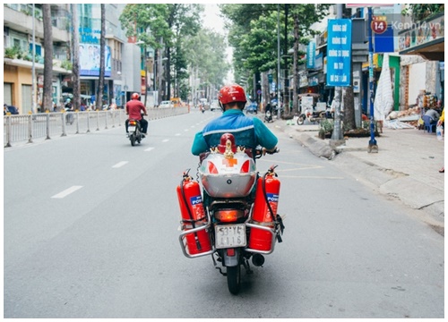 Ông cụ nhặt rác và chú vẹt ở Sài Gòn trên chiếc xe cứu thương đáng yêu được chế tạo từ phế liệu