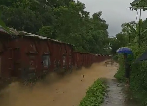 Sửng sốt ngỡ đoàn tàu hỏa lao vun vút trên sông