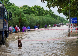 Thợ sửa xe máy kiếm bộn trong ngày mưa ngập ở Hà Nội