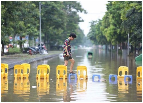 "Xiêu lòng" với Phượng Hoàng Cổ Trấn xuất hiện giữa lòng Hà Nội trong những ngày mưa