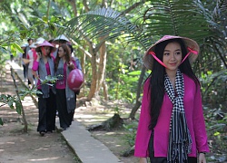 Băng Di, Thúy Ngân mặc áo bà ba đi giao lưu với khán giả