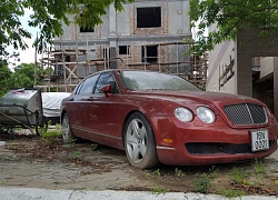 Bentley Continental Flying Spur phủ bụi, nằm cạnh xe rác tại Hải Phòng