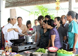 Có nghề trong tay, hết phải vào rừng mò cua, bắt ốc...