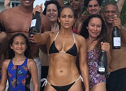 Jennifer Lopez mặc bikini khoe cơ bụng trong tiệc sinh nhật 49 tuổi