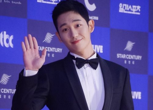 Jung Hae In tái ký hợp đồng với công ty - Vì 'scandal' tranh vị trí trung tâm ở LHP Baeksang, khán giả Hàn vẫn thẳng tay ném đá