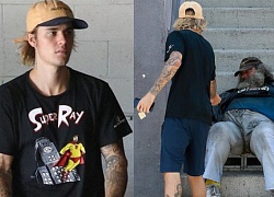 Justin Bieber cho tiền người vô gia cư và bày tỏ suy nghĩ về tin Demi Lovato sốc ma túy