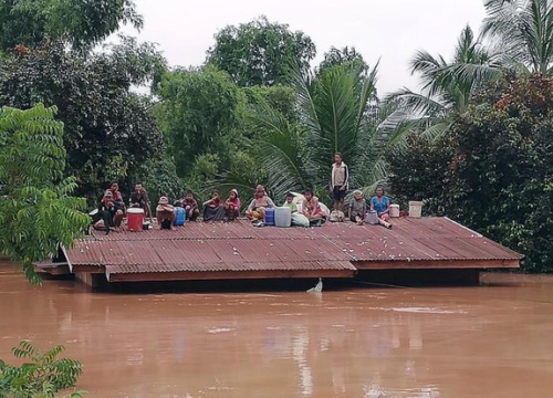 Làng mạc Lào chìm biển nước sau sự cố vỡ đập thủy điện