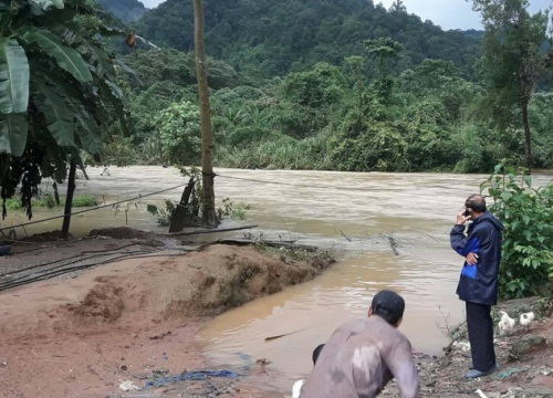 Nam thanh niên bị lũ cuốn trôi khi đu dây cáp qua sông