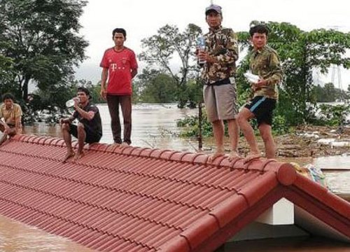 Video: Nhà cửa ruộng đồng ngập trắng nước do vỡ đập ở Lào