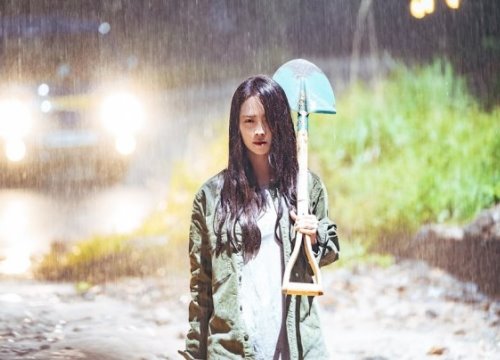 Vừa hồi hộp, vừa cười bò với tạo hình của Song Ji Hyo và Park Shi Hoo trong phim kinh dị 'Lovely Horribly'