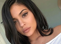 Chán môi mỏng, Kylie Jenner lại quay về với phong cách môi tều gợi cảm