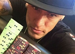 Neymar trổ tài chơi bài poker