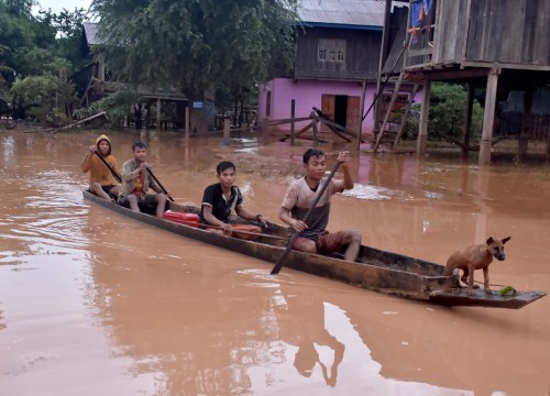 Từ Attapeu: 'Chúng tôi bỏ cơm để chạy cơn đại hồng thủy'