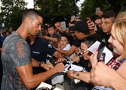 C. Ronaldo tập miệt mài, ký tặng mỏi tay