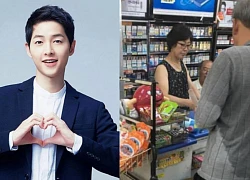 Hình ảnh bố Song Joong Ki lưng ướt sũng mồ hôi tất bật làm những việc này cho con trai thật sự rất xúc động