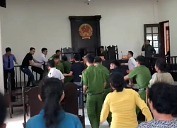 Khởi tố 2 người đuổi đánh kiểm sát viên ngay tại Toà