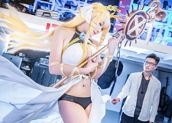 Lại nóng mắt với cosplay HMS Glorious trong Azur Lane