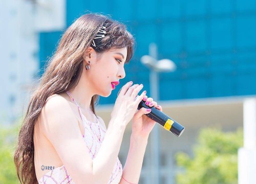 Nhảy luôn trên phố "mua vui" cho fan, HyunA được netizen khen nức nở