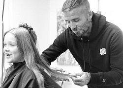 Sau nhiều năm hứa không cắt tóc Harper, David Beckham buồn ra mặt khi phải &#8220;động kéo&#8221;