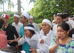 Tai nạn thảm khốc Quảng Nam: Nhói lòng con trẻ ngất lịm tiễn cha