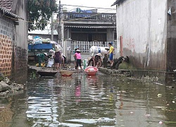 Chương Mỹ nước rút gần 1m, người dân vớt rác mãi không hết