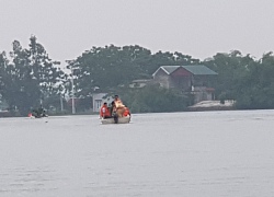 Chương Mỹ vẫn chìm trong nước, dân chắt chiu nước sạch nấu ăn