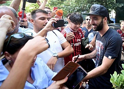 Fan Milan chen chúc để được sờ vào người Higuain