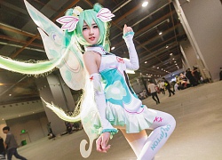 Lạ mắt với cosplay Hatsune Miku với mái tóc dài miên man