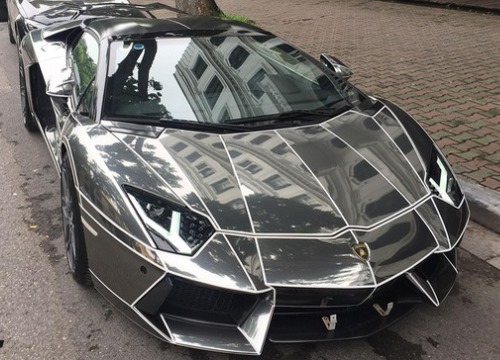 Lamborghini Aventador Roadster độ phong cách Tron Legacy chrome chói chang tại Hà Nội