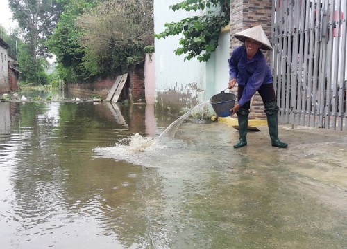 Người dân tập trung dọn dẹp, vệ sinh sau ngập