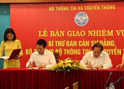 Ông Nguyễn Mạnh Hùng nhận bàn giao chức Bộ trưởng Bộ Thông tin - Truyền thông