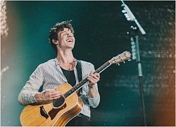 Shawn Mendes ngã sõng soài trên sân khấu khi tình cũ Hailey Baldwin đính hôn