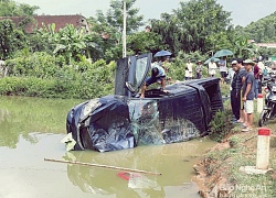 Tránh người đi đường, xe bán tải đâm gãy cột an toàn