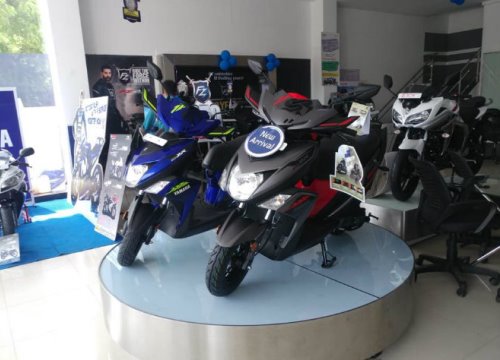 Yamaha Ray ZR Street Rally về đại lý, Honda Vision giật mình