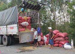 Bị bắt vì ô tô chở quá tải, tông xe vào thanh tra giao thông