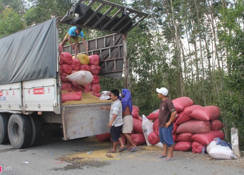 Bị bắt vì ô tô chở quá tải, tông xe vào thanh tra giao thông