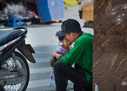 Bức ảnh "ông bố grab và con gái" gây sốt MXH: Những lý giải về câu chuyện đằng sau "đợi ba về, cùng ăn cơm con nhé"