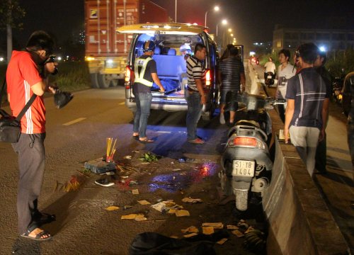 Đi vào làn ô tô va chạm với xe container, 2 thanh niên thương vong