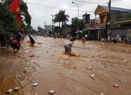 Kho hàng siêu thị ở Sơn La bị lũ cuốn, người dân lao ra vớt